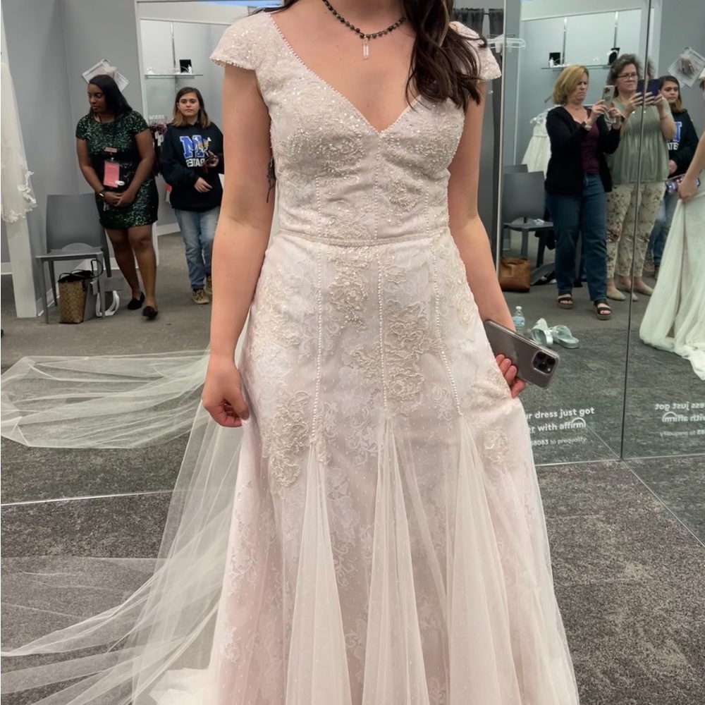 David’s bridal wedding dress size 8 brand new never worn!